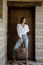 Load image into Gallery viewer, TOTE GRABADO COCODRILO CAFÉ