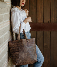 Load image into Gallery viewer, TOTE GRABADO COCODRILO CAFÉ