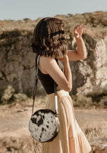 Cargar imagen en el visor de la galería, CROSSBODY CIRCULAR COW