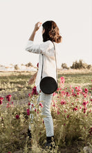 Load image into Gallery viewer, Crossbody Circular Negro