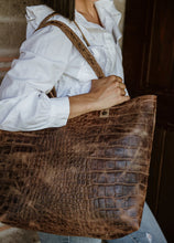 Load image into Gallery viewer, TOTE GRABADO COCODRILO CAFÉ