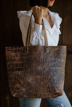 Load image into Gallery viewer, TOTE GRABADO COCODRILO CAFÉ